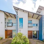 Modern House - Sleeps 6 - Free Parking - Near Etihad Stadium - Coop Live