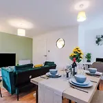 Stunning Salford Quays Parking & Wifi Apartment Manchester