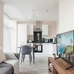 Bright 1 Bed - Sleeps 2 *
