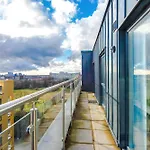 2 Bedroom Penthouse With Balcony By Host A Apartment *
