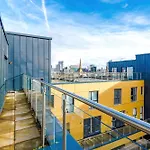 Apartment 2 Bedroom Penthouse With Balcony By Host A *