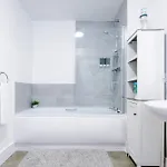 Apartment 2 Bedroom Penthouse With Balcony By Host A *