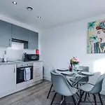 Apartment 2 Bedroom Penthouse With Balcony By Host A *