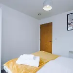 Apartment 2 Bedroom Penthouse With Balcony By Host A *