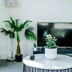 Apartment 2 Bedroom Penthouse With Balcony By Host A