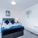2 Bedroom Penthouse With Balcony By Host A Manchester