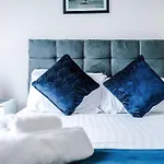 Apartment 2 Bedroom Penthouse With Balcony By Host A *