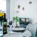 2 Bedroom Penthouse With Balcony By Host A