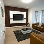 Luxury 6-bed Near Centre, Sleeps 12 Plus- Cinema Room, Games Room, 5 Bathrooms & Driveway For Multiple Cars Villa *