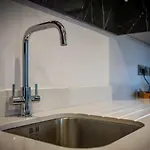 Апартаменты Stunning Split Floor Apartment By Victoria Station - Pass The Keys *