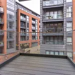 Apartment 3 Bed Flat 8 Min Walk To Centre - Pass The Keys