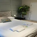 度假居 Stylish Townhouse With Parking - Pass The Keys *