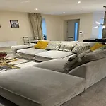 Stylish Townhouse With Parking - Pass The Keys *