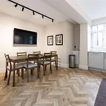 Detached House In Prestwich Sleeps 10 With Parking 度假居 *