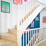 Stylish 4 Bed House With Garden - 4 Doubles Beds & 1 Single Bed - Sleeps 9 - Salford - Free Parking - Smart Tvs In Every Bedroom - Free Netflix - 6 Min To Centre, Close To Trafford Centre, Etihad Stadium, Arena, Clubs & Mor