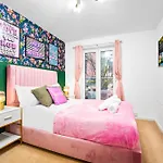 Stylish 4 Bed House With Garden - 4 Doubles Beds & 1 Single Bed - Sleeps 9 - Salford - Free Parking - Smart Tvs In Every Bedroom - Free Netflix - 6 Min To Centre, Close To Trafford Centre, Etihad Stadium, Arena, Clubs & Mor بيت للعطل