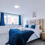 Pearl Reside - Sleeps 5, Free Parking & 5 Mins Centre