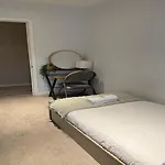 Stylish Townhouse With Parking - Pass The Keys *