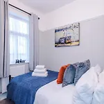 Ideal Group 3br House For 8 Parking Манчестер