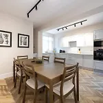 Detached House In Prestwich Sleeps 10 With Parking 度假居 曼彻斯特