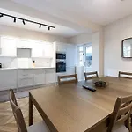 Detached House In Prestwich Sleeps 10 With Parking 曼彻斯特