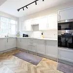 度假居 Detached House In Prestwich Sleeps 10 With Parking 曼彻斯特