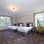 Detached House In Prestwich Sleeps 10 With Parking 度假居