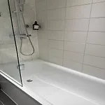 Stylish Townhouse With Parking - Pass The Keys *