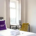 Detached House In Prestwich Sleeps 10 With Parking 度假居 曼彻斯特