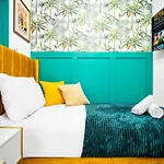 Stylish 4 Bed House With Garden - 4 Doubles Beds & 1 Single Bed - Sleeps 9 - Salford - Free Parking - Smart Tvs In Every Bedroom - Free Netflix - 6 Min To Centre, Close To Trafford Centre, Etihad Stadium, Arena, Clubs & Mor * مانشستر