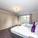 Detached House In Prestwich Sleeps 10 With Parking 度假居 *