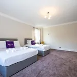 度假居 Detached House In Prestwich Sleeps 10 With Parking 曼彻斯特