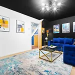 Stylish 4 Bed House With Garden - 4 Doubles Beds & 1 Single Bed - Sleeps 9 - Salford - Free Parking - Smart Tvs In Every Bedroom - Free Netflix - 6 Min To Centre, Close To Trafford Centre, Etihad Stadium, Arena, Clubs & Mor بيت للعطل مانشستر