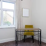 Detached House In Prestwich Sleeps 10 With Parking 度假居 曼彻斯特