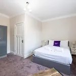 Detached House In Prestwich Sleeps 10 With Parking 度假居 曼彻斯特