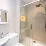 Detached House In Prestwich Sleeps 10 With Parking