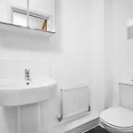 بيت للعطل Stylish 4 Bed House With Garden - 4 Doubles Beds & 1 Single Bed - Sleeps 9 - Salford - Free Parking - Smart Tvs In Every Bedroom - Free Netflix - 6 Min To Centre, Close To Trafford Centre, Etihad Stadium, Arena, Clubs & Mor
