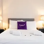 Detached House In Prestwich Sleeps 10 With Parking 度假居 *