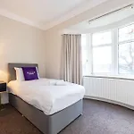 Detached House In Prestwich Sleeps 10 With Parking 度假居 曼彻斯特