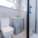 Pearl Reside - Sleeps 5, Free Parking & 5 Mins Centre *