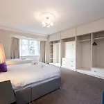 Detached House In Prestwich Sleeps 10 With Parking 度假居