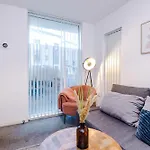 Spacious Escape On - Parking - Garden