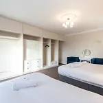 Detached House In Prestwich Sleeps 10 With Parking 度假居