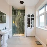 Detached House In Prestwich Sleeps 10 With Parking 度假居