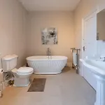 Detached House In Prestwich Sleeps 10 With Parking 度假居