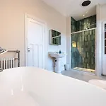 Detached House In Prestwich Sleeps 10 With Parking * 曼彻斯特