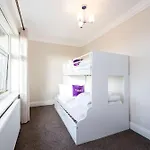 Detached House In Prestwich Sleeps 10 With Parking 度假居