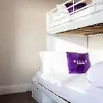 Detached House In Prestwich Sleeps 10 With Parking 度假居