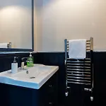 Detached House In Prestwich Sleeps 10 With Parking 度假居 曼彻斯特