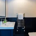 度假居 Detached House In Prestwich Sleeps 10 With Parking *